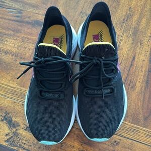 New Balance Fresh Foam Roav sneakers. Lightly used. In great condition. Size 8.5